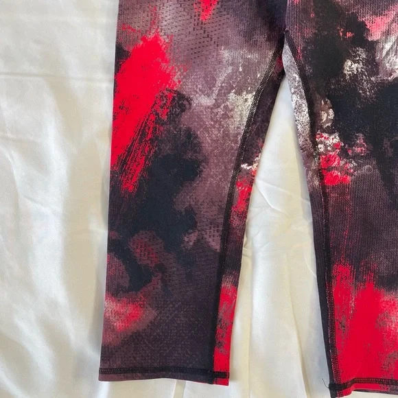 ALO YOGA Airbrush Capri Ruby Red Smoke Print lifting stretchy Medium - Picture 3 of 5